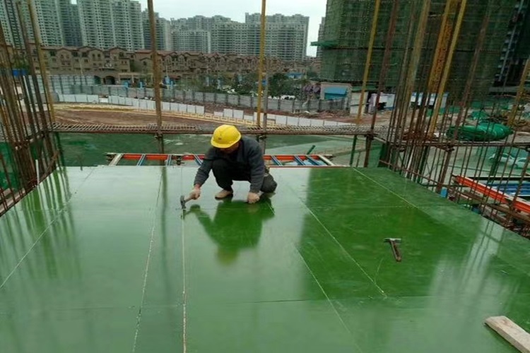 高强度覆塑模板，保证建筑结构牢固可靠