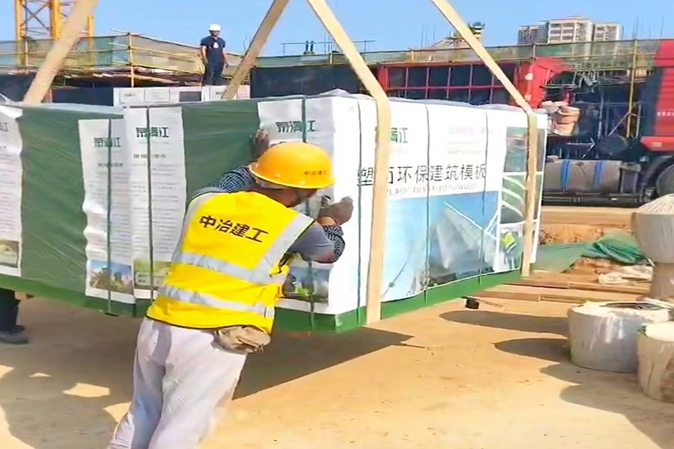 高层建筑施工中，塑面建筑模板的成本与传统模板相比如何？
