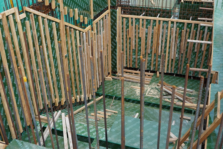 建筑模板智造标准演进：塑面/覆塑技术如何重塑工程效能边界
